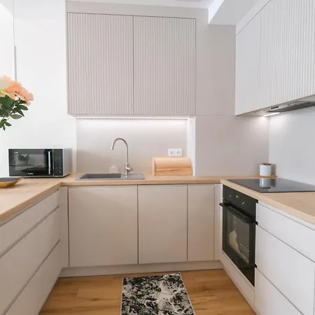 Luxury Free Parking - By Hosty