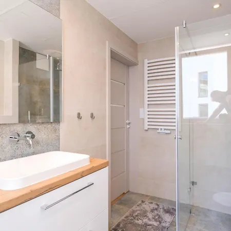 Luxury Free Parking - By Hosty