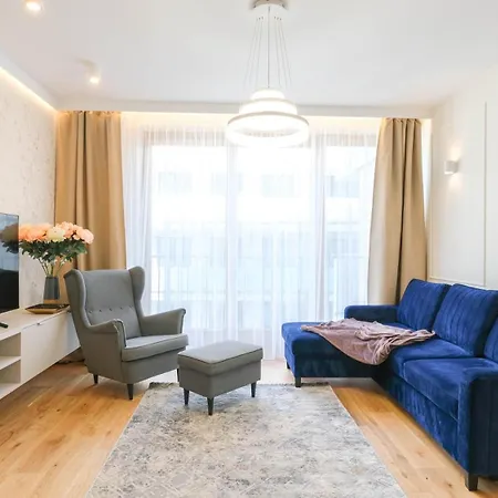 Luxury Free Parking - By Hosty